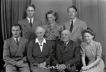 Dahlqvist Fam Sällstad Kisa
raja
Dahlqvist Fam 
Grupporträtt tre kvinnor fyra män

raja
Albin och Augusta Dalqvist med familj.
Stående fr vänster Edvind, Astrid och Erhard
Sittande fr vänster Allan föräldrarna och Elna.
Erhard var frisör och hade sin salong vid Tingshustorget. Hade dottern Lillemor.
Elna arbetade i charkuteriaffären Bank och Nilsson. Hon gifte sig Nilsson (Nilssons Rör)
Allan arbetade på gjuteriet men flyttade till Norrköping och tog plats som fångvaktare.
Edvin arbetade på Tryckeriet i Kisa, men flyttade till Vimmerby och arbetade på Tryckeriet Vimmerby Tidning.
Dottern Astrid gifte sig med Gothnier.
Fadern Albin var åkare och arbetade hos Gillis Larsson. Han körde ut varor från godsmagasinet till affärerna med häst och vagn.
Källa: Studiegruppen hembygdsgården. 
Nyckelord: Dahlqvist Sällstad