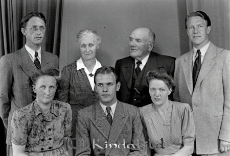 Dahlqvist Fam Sällstad Kisa
raja
Dahlqvist Fam 
Grupporträtt tre kvinnor fyra män
Nyckelord: Dahlqvist Sällstad