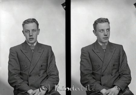 Tolving Curt Kisa
raja
Tolving Curt
Porträtt-Man

gepe
Han hette Kurt Johansson, men fick namnet Tolving efter sin far som hette så eftersom han var den tolfte i syskonskaran.
Som kuriosa kan nämnas att brodern som var nummer nio i skaran hette Nicander Johansson.
Tolving hade en Gummiverkstad vid stationsområdet,
Kurt Johansson var gift med Britta Nilsson från Grönlid.
Källa: Studiegruppen hembygdsgården
Nyckelord: Tolving Kisa