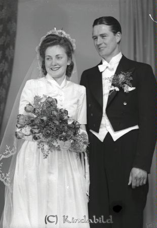 Jansson Elon Hässleholm
raja
Jansson Elon 
Brudpar

raja
Majken och Elon Jansson. Majken var dotter till Ellen och Hjalmar Germundsson Kisa. 
Källa: margareta
Elon var bror till Liss-Uno Janson. Majkens syster Ell-Britt var gift med Per Mathsson.
Källa: Torborg NIlsson

Nyckelord: Jansson Hässleholm
