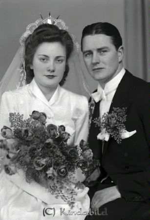 Jansson Elon Hässleholm
raja
Jansson Elon 
Brudpar

raja
Majken och Elon Jansson. Majken var dotter till Ellen och Hjalmar Germundsson Kisa. 
Källa: margareta

Nyckelord: Jansson Hässleholm