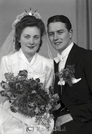 Jansson Elon Hässleholm
raja
Jansson Elon 
Brudpar

raja
Majken och Elon Jansson. Majken var dotter till Ellen och Hjalmar Germundsson Kisa. 
Källa: margareta

Nyckelord: Jansson Hässleholm