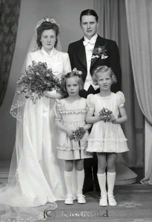 Jansson Elon Hässleholm
raja
Jansson Elon 
Brudpar med två tärnor

raja
Majken och Elon Jansson. Majken var dotter till Ellen och Hjalmar Germundsson Kisa. 
Källa: margareta

Nyckelord: Jansson Hässleholm