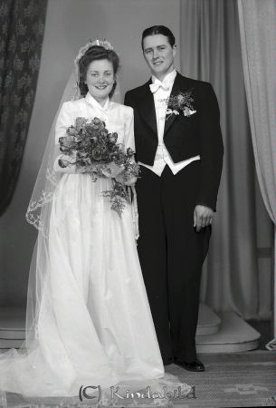 Jansson Elon Hässleholm
raja
Jansson Elon 
Brudpar

raja
Majken och Elon Jansson. Majken var dotter till Ellen och Hjalmar Germundsson Kisa. 
Källa: margareta

Nyckelord: Jansson Hässleholm