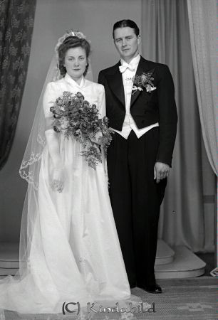 Jansson Elon Hässleholm
raja
Jansson Elon 
Brudpar

raja
Majken och Elon Jansson. Majken var dotter till Ellen och Hjalmar Germundsson Kisa. 
Källa: margareta

Nyckelord: Jansson Hässleholm