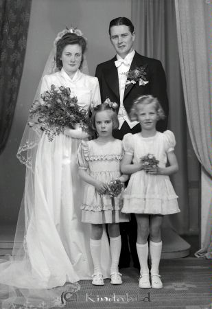 Jansson Elon Hässleholm
raja
Jansson Elon 
Brudpar med två tärnor

raja
Majken och Elon Jansson. Majken var dotter till Ellen och Hjalmar Germundsson Kisa. 
Källa: margareta

Nyckelord: Jansson Hässleholm