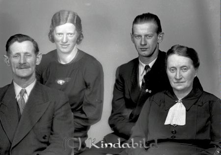 Familjen Johansson
se bild: Falk - 12125d

raja
Karl Isak Johansson 1887-1966 från Hökhult gift 1915 med Herta Helga Ottilia Larsson från Salvarp 1888-1963.
Barn: Greta Helga Louise 1916-1973. gift 1943 Svensson.
Karl Olof Rickard 1921-2001, ogift, död i Grav, Tidersrum.
Källa: SVAR 
Källa: Gerd Pettersson

Nyckelord: Johansson Larsson