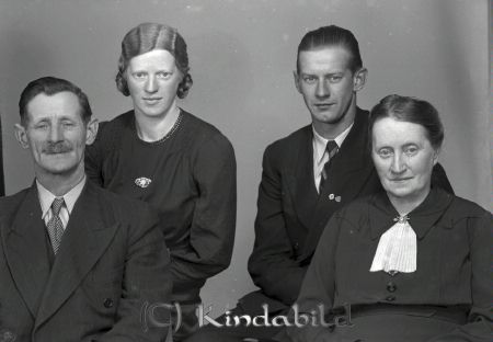 Familjen Johansson Grav Tidersrum
Karl Isak Johansson 1887-1966
Hustru Herta Helga Ottilia Larsson född i Salvarp 1888-1963
Sonen Olof 1921-2001
Dottern Greta
Nyckelord: Johansson Grav