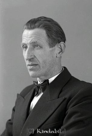 Wallenberg Haralds Kisa
raja
Wallenberg 
Porträtt-Man

raja
Nils Wallenberg, Kisa 
Källa: Inger

raja
Nils Wallenberg född 1892 och bror till Axel Wallenberg.
 Han var gift med Jenny och de hade dottern Ingrid. Jenny var syster till kopparslagaren Gillis Söderström Kisa.
 Nils arbetade bl a på Sjövalla snickeri. Han var den förste föreståndaren på sjukkassan i Kisa. Kommunalt engagerad.
 De bodde i Strömsro på Grönedegatan, där hustrun Jenny hade matservering för studerande på realskolan i Kisa.
 Han dog 1943 i Strömsro Kisa.
 Källa: Studiegruppen hembygdsgården och Sv dödbok 
Nyckelord: Wallenberg Kisa