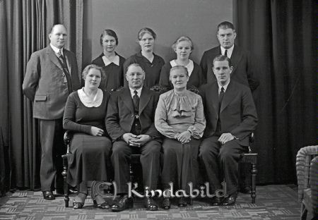 Pastor Olsson Elim Kisa
raja
Pastor Olsson Elim Kisa
Grupporträtt 5st kvinnor 4st män

raja
Erik Olsson var pastor i Elimförsamlingen Kisa 1934-40. Troligtvis är det han som står längst till vänster.
Källa: Elimförsamlingen Kisa 1894-1994 
Källa: Gerd Pettersson

raja
När man ser på bilden är det han som står till höger längst bak som är pastor Olsson 
Källa: Bror46Johansson

raja
Pastor Tore Erik Emanuel Olsson var född 1904 i �?rtomta socken. Han kom till Kisa 1935 och flyttade till Skövde 1940. Han var gift 1932 med Elna född Fahlström i Strå socken.
Källa: Kisa kyrkoarkiv. 
Källa: Gerd Pettersson

Nyckelord: Olsson Kisa