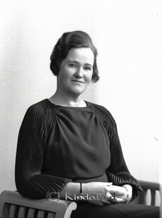 Frk. Larsson Telegraf st.
raja
Frk. Larsson Telegraf st.
Porträtt-Kvinna sitter på stol
gepe
Rakel Larsson föreståndare för Kisa Telegrafstation, huset intill f d Cenrtalkonditoriet, korsningen Storgatan -Grönedegatan, mittemot Sveahuset.
Nyckelord: Larsson