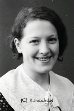 Ingrid Gothnier Kisa
raja
Ingrid Gothnier Kisa

raja
Ingrid Gothnier född 1918 i Tjärstad, dotter till sadelmakare Axel Konrad Gothnier och Helga Kristina Forslund.
Ingrid gift med Erik Karl Stern Svensson.
Källa: Folkräkning 1970 
Källa: Gerd Pettersson

Nyckelord: Gothnier Kisa