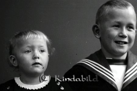 Gunnar Larsson Mejeriet Rothult
raja
Porträtt-Barn 2 st barn
Gunnar Larsson

raja
Eva Agnes Maria född 1933 i Västra Eneby och Arne Sigurd Larsson född 1925 i Gestad �?lvsborgs län, barn till mejeristen Gunnar August Larsson född 1904 i Skaraborgs län, död i Vedum 1986 och Vega Linnea Wall född 1904 i Neder Kalix Norrbottens län.
Källa: SVAR Kyrkoarkiv Västra Eneby 
Källa: Gerd Pettersson 

Nyckelord: Larsson Rothult