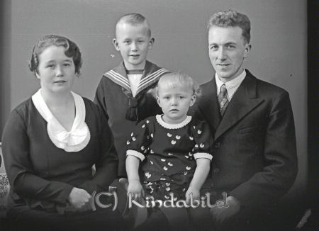 Gunnar Larsson Mejeriet Rothult
raja
Grupporträtt
2 st barn 1 st kvinna 1 st man
Gunnar Larsson

raja
Eva Agnes Maria född 1933 i Västra Eneby och Arne Sigurd Larsson född 1925 i Gestad �?lvsborgs län, barn till mejeristen Gunnar August Larsson född 1904 i Skaraborgs län, död i Vedum 1986 och Vega Linnea Wall född 1904 i Neder Kalix Norrbottens län.
Källa: SVAR Kyrkoarkiv Västra Eneby 
Källa: Gerd Pettersson 
Nyckelord: Larsson Rothult