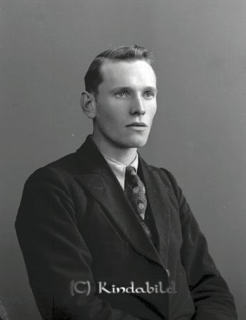 Erik Gustafsson Sätra Oppeby
raja
Porträtt-Man
Erik Gustafsson

raja
Erik Gustafsson född 1914 i Västra Husby son till arrendatorn till Sätra 1 mtl Karl Einar Gustafsson född 1887 i Björsäter och Amelie Charlotta Svensson född 1890 i Hägerstad.
Källa: Kyrkoarkiv Oppeby 
Källa: Gerd Pettersson 

Nyckelord: Gustafsson Sätra