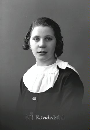 Valborg
Valborg Andersson, gift med Bertil Peterzén. Tillsammans fick det barnen Peggy och Per Peterzén.
 
