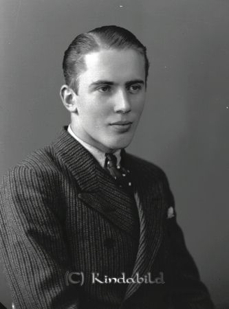 Sven Ringholm Kisa
raja
Porträtt-Man
Sven Ringholm 

raja
Sven Ringholm född 1916 i Linköping, gift 1942 med Anna Britta. Sven död 1959 i Sjösala Kisa prästgård och Britta 2006 i Rimforsa.
Källa: Sv Dädbok 
Källa: Gerd Pettersson
Nyckelord: Ringholm Kisa