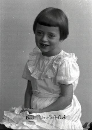 Lillian Jonsson Gästgivaregatan Kisa
raja
Porträtt-Barn en flicka
Lillian Jonsson

raja
Mamma Lilian, född 25 mars 1931, gifte sig 1947 med Malte Karlson, Kisason. Flyttade till Stockholm. Fick två barn Christer, född -47, Jill, född -50.
Tyvärr dog mamma redan -75. I minnet dock starkt kvar.
Sonen Christer 
Källa: Christer Karlsson
Nyckelord: Jonsson Kisa