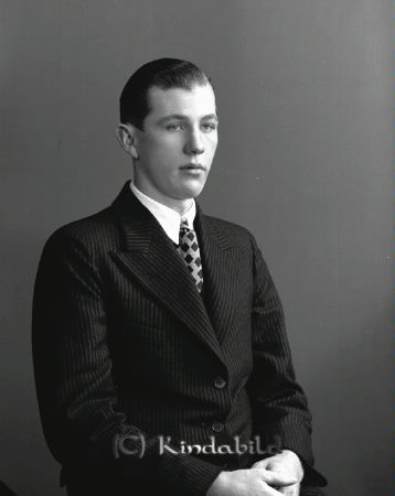Artur Holstein Örneström
raja
Porträtt-Man
Artur Holstein  

raja
Son till Gustaf och Emilia Holstein.
Syskon Gillis, Manne, Margit, Helge, Nils, Alice. 
Källa: Gerd Pettersson

Nyckelord: Holstein Örneström