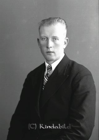 Torsten Andersson Åkerdal Tidersrum
raja
Porträtt-Man

raja
Torsten Andersson var gift med Aina. De bodde i Kvarnen Åbylund.
 Dottern Berit.
 Källa: Studiegruppen hembygdsgården 
Nyckelord: Andersson Åkerdal Tidersrum