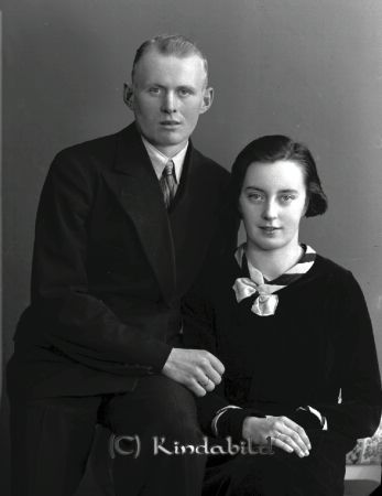 Birger Johansson Långbråta Kisa
raja
Grupporträtt en man en kvinna
Birger Johansson 

raja
Birger Johansson född 19100302 i Kisa och Ingrid född Larsson 1915 i Kisa.
 Vigda 1938. Arrendator i Högtomta fr 1938
 och i Måla från 1943.
 Barn: Birgit född 1938 , Bernt född 1944 och Ing-Marie född 1958.
 Familjen flyttade till Kisa och bodde på Linnégatan 39.
 Källa: Studiegruppen hembygdsgården 
Nyckelord: Johansson Kisa
