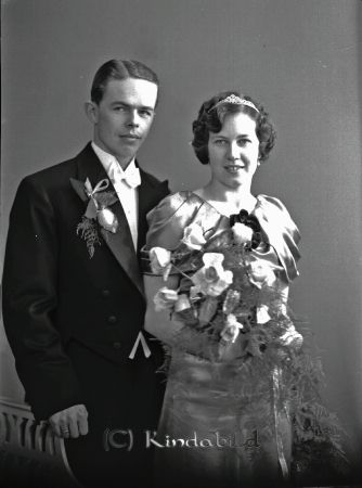 Målare Gilbert Kisa
raja
Brudpar
Målare Gilbert 

raja
Sven Gilbert 1907-1980 och damfrisörskan Gudrun Gilbert 1912-1996.
Källa: Sv Bebyg.
Källa: Gerd Pettersson

Nyckelord: Gilbert Kisa