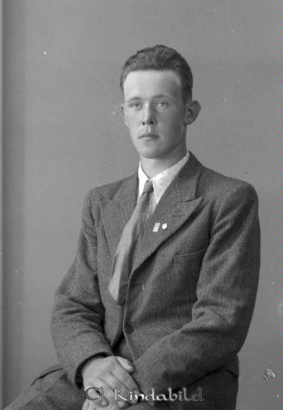 Harald Andersson Sommenäs Svalsjö
raja
Harald Andersson  
Porträtt-Man

raja
Viktor Harald Andersson född 1918 i Tidersrum, son till Ernst Gustaf Andersson född 1881 i Tidersrum och Julia Sofia Larsson född 1892 i Kisa. Tog namnet Ernemar.
Källa: SVAR Kyrkoarkiv Tidersrum 
Källa: Gerd Pettersson 

Nyckelord: Andersson Sommenäs