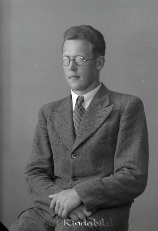 Arvid Andersson Sommenäs Svalsjö
raja
Arvid Andersson  
Porträtt-Man

raja
Karl Arvid född 1918 tvillingbror med Viktor Harald, söner till Ernst Gustaf Andersson och Julia Sofia Larsson. Arvid tog namnet Ernemar.
Källa: SVAR Kyrkoarkiv Tidersrum. 
Källa: Gerd Pettersson 

Nyckelord: Andersson Sommenäs