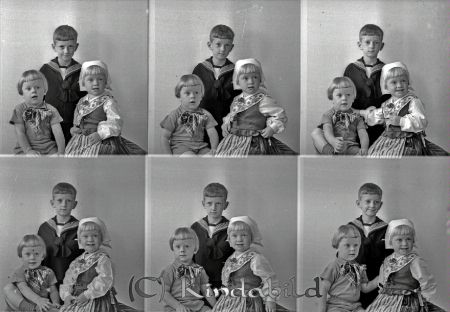 Barnen Myrgård Kisa
raja
Barnen Myrgård 
Porträtt-Barn tre barn en pojke två flickor

raja
Tvillingarna Krister och Kristina Myrgård födda 1934 och Bengt Olof Myrgård född 1929.
 De var barn till prosten David Myrgård född 1895 i Gårdeby församling och Tyra Andersson född 1901 i Kisa, dotter till gästgivare Andersson i Kisa.
 Han var präst i Kisa på 1930-talet till 1948 då de flyttade till Vadstena.
 Källa: Folkräkning 1940 och 1860-1947, samt studiegruppen hembygdsgården 
Nyckelord: Barnen Myrgård