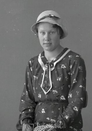 Ebba Johansson Dansbo Slätmon
raja
Ebba Johansson 
Porträtt-Kvinna

raja
Ebba Cecilia Ingeborg Johansson född 1926 i Kisa, dotter till karl Otto och Svea Johansson I Russtorp
Syskon:
Edit Viola Johansson 1931
Gun Eivor Ingalill Johansson 1935
Egon Per-Ove Johansson 1940
1960 var hon gift med Nils Ivar Bungesjö född 1923 i Jäder Sörmland.
De bodde då i Nynäshamn och Ebba arbetade som fotobiträde.
Källa: Folkräkning 1940 och 1950 
Källa: Gerd Pettersson

Nyckelord: Johansson Dansbo
