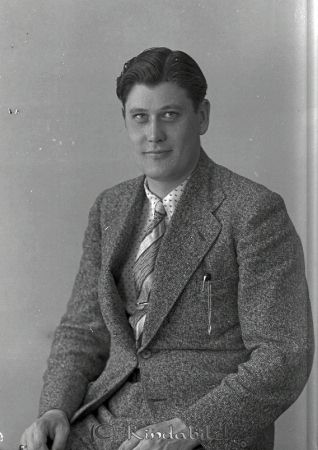 Harald Eriksson Kisa
raja
Porträtt-Man

Harald Eriksson, företagare.
"Haralds" kläder i Kisa
Källa: Göran Djurstet 

raja
Affären var belägen i Trasten 4 Centrumhuset byggt 1934. Harald var gift med Inga och de hade sonen Anders. 
Källa: Gerd Pettersson

Nyckelord: kläder Eriksson företagare