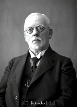 V.Häradshövding Peterzén Kisa
raja
V.Häradshövding Peterzén  
Porträtt-Man
Nyckelord: Peterzén Kisa