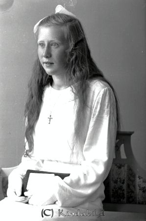 Sara Boberg Kjettestorp
raja
Sara Boberg  
Porträtt-Kvinna Konfirmationsfoto

raja
Sara Boberg född 1921 i Kisa, dotter till Tor och Elin Boberg,
Hon gifte sig med Ingemar Bäck född 1920 i Kisa.
1970 bodde i Mjölby med barnen Ingalena och Torbjörn.
Källa: Folkräkning 1970 
Källa: Gerd Pettersson

Nyckelord: Boberg Kjettestorp