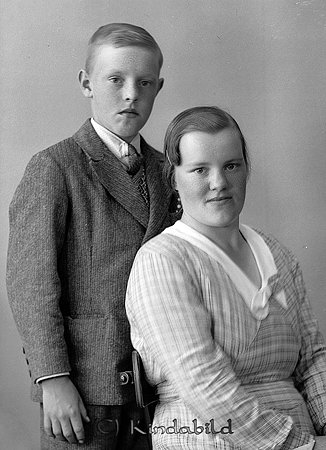Elsa Karlsson Gatkullen Slätmon
raja
Elsa Karlsson  
Grupporträtt en kvinna en pojke

raja
Elsa Karlsson, född 1912 i Västra Eneby och brodern Karl Oskar Martin född 1922.
1970 bor de i Strängnäs. 
Källa: Gerd Pettersson

Nyckelord: Karlsson Gatkullen