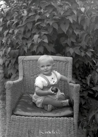 Axel Nilsson Egna Hem
raja
Axel Nilsson 
Porträtt-Barn en liten pojke som sitter ute i en flätad korgstol med ett äpple i handen

raja
Lennart Nilsson, barnbarn till Axel Nilsson
Källa: Studiegruppen hembygdsgården 
Nyckelord: Nilson Nilsson Egna Hem Kisa