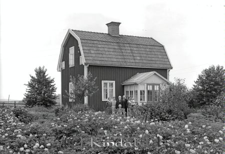 Axel Nilsson Egna Hem Kisa
raja
Axel Nilsson 
Bebyggelse framför huset står två män och tre kvinnor varav den ena håller ett barn i famnen och framför dessa sitter en kvinna på en stol 

Nyckelord: Nilsson Egna Hem