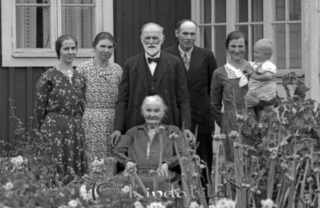 Axel Nilsson Egna Hem Kisa
raja
Axel Nilsson  

raja
75-årsfirande - mannen mitt i bild
Axel Fredrik Nilsson Anneborg Egna hem Kisa född 1861 i Nykil, död 1949 i Kisa.
Hustrun Lovisa Charlotta Nilsson född Persson 1859, död 1938.
De hade  8 barn bl a dotter
Ingrid Maria född 1898 ogift död 1971 i Anneborg.
Josef Teodor född 1892 död 1980 i Spångsholm Västra Eneby
Nils Daniel född 1901 död genom olyckshändelse i skogsarbete 1950 bodde hemma i Anneborg.
Familjen bodde 1910 i KIndsmåla Västra Eneby. 
Källa: Studiegruppen hembygdsgården

Nyckelord: Nilsson Egna Hem