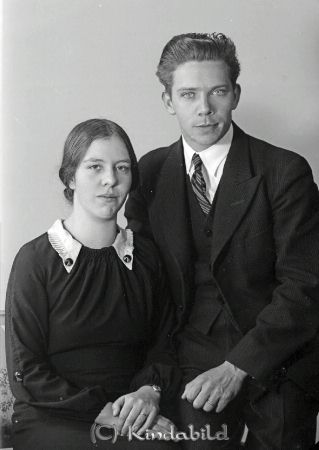Ingrid Nilsson Kimstad Horn
raja
Ingrid Nilsson 
Grupporträtt en kvinna en man

raja
Ingrid Nilsson och Elis Svensson.
 Ingrid Svensson född 1916, dotter till skräddaren Karl Nilsson och Helga född Larsson från Kimstad Horn.
 Elis Svensson född 1915, son till Josef Svensson och Ada född Ada Johansson.
 De vigdes 1941.
 Syskonen Svensson tog efternamnet Sternegård.
 Källa: Jan Andersson
Nyckelord: Nilsson Kimstad