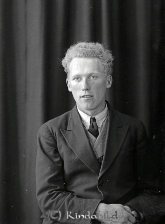 Sigvard Krantz Kisa
raja
Sigvard Krantz 
Porträtt-Man

raja
Sigvard krantz född 1912, Västra Ryd 
Källa: marie krantz

Nyckelord: Krantz Kisa