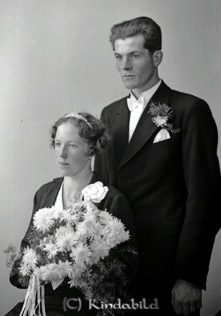 Karl Klang Brokind
raja
Karl Klang 
Brudpar

raja
Jordbruksarbetare Karl Albert Klang från Tjuk född 1912 i Västra Eneby, gift 1936-10-26 med Lisa Viola Adolfsson, hembiträde i Eneby prästgård. Karl Albert död 1982 i Linköping. Lisa Viola var född 1914 i Södra Vi och död 2005 i Linköping.
Källa: Kyrkoarkiv Västra Eneby och Sv Dödbok 
Källa: Gerd Pettersson 

Nyckelord: Klang Brokind