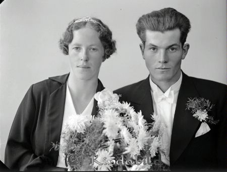 Karl Klang Brokind
raja
Karl Klang 
Brudpar

raja
Karl Albert Klang född 1912 i Berga Västra Enby, gift 1936 med Lisa Viola född 1914 i Södra Vi. Karl Klang död 1982 i Linköping.
Källa: SVAR 
Källa: Gerd Pettersson

Nyckelord: Klang Brokind