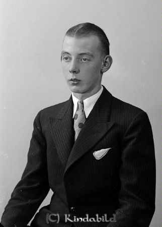 Karl Axel Karlsson Kisa
raja
Karl Axel Karlsson  
Porträtt-Man

raja
Karl Axel Karlsson 1918-1993, gift 1941 med Elly född 1921 i Hycklinge. Karl-Axel var körskollärare vid Åbergs Trafikskola i Kisa. 
Källa: Gerd Pettersson

raja
Bosse och Ann-Kristin är deras barn. 
Källa: Staffan Edstrand



Nyckelord: Karlsson Kisa