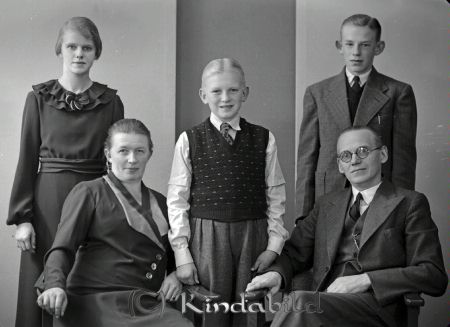 Fam K Svensson Kisa
raja
Fam K Svensson 
Grupporträtt en vuxen man en vuxen kvinna två pojkar en yngre kvinna
Nyckelord: Svensson Kisa