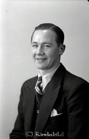 Sigge Marcusson Kisa
raja
Sigge Marcusson 
Porträtt-Man

raja
Anders Sigurd Markusson född 1906-11-02 i Tidersrum. Källa: SVAR 
Källa: Gerd Pettersson

Nyckelord: Marcusson Kisa