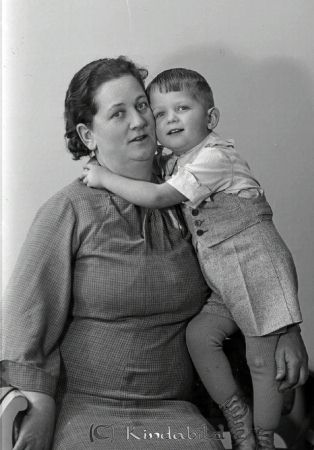 Fru Algot Andersson Kisa
raja
Fru Algot Andersson  
Porträtt-Kvinna en kvinna och en pojke

raja
Judit Valborg Andersson, maka till disp Algot Andersson med sonen Lars Erik Anders född 1933-12-22 i Kulla Alfredsberg, Kisa.
Lars ändrat namn till Spårén, död 1996 i Märsta. 
Källa: Gerd Pettersson

raja
Barn: Britta-Lisa född 1915 i Norrköping, Hans född 1924 i Kisa och Lars. 
Källa: Gerd Pettersson

Nyckelord: Andersson Kisa
