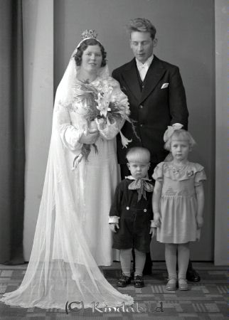 Vinell Valter Trappan Gammalkil
raja
Vinell Valter  
Brudpar med tärna och marskalk

raja
Per Valter Winell född 1912 i Västra Harg och Vega Hillevi Maria född 1914 i Tidersrum. De bosatte sig i Skälleryd Västra Harg.
Valter var bror med Alva som var mor till Marianne gift Jansson Kisa. Brudnäbben t h är Marianne.
Källa: Kyrkoarkiv och Folkräkning 1970. 
Källa: Gerd Pettersson

Nyckelord: Vinell Trappan