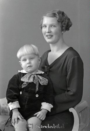 Agnes & Inge Johansson Bergalid Kisa
raja
Agnes & Inge Johansson  
Gruppoträtt en kvinna ett barn

raja
Inge "Snicke" Johansson åkte motorcross i sin ungdom.
 Fadern hette Alvar Johansson och systern Gunnel född 1941.
 Gunnel gifte sig med Per Erik Göran Bockerud och fick två pojkar och en flicka. Familjen bodde i Tallboda.
 Inge gifte sig och flyttade till Hjo.
 Källa: Studiegruppen hembygdsgården 
Nyckelord: Johansson Bergalid