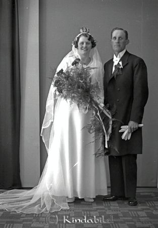 Svensson Edvin Boda Hägerstad
raja
Svensson Edvin 
Brudpar

raja
Anders Edvin Svensson född 1895, arrendator i Boda och Lydia Maria Andersson född 1908, hemmansägaredotter från Bröth.
Källa: SVAR Vigselbok för Hägerstad. 
Källa: Gerd Pettersson 

Nyckelord: Svensson Boda