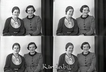 Margit Åberg & Henny Wallenberg
raja
Margit Åberg & Henny Wallenberg
Grupporträtt två kvinnor

raja
Detta är Henny Wallenberg g. Englund 
Källa: careng
Nyckelord: Åberg Wallenberg