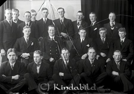 Mönstringspojkarna Horn
raja
Mönstringspojkarna Horn
Grupporträtt 19st män

raja
1:a raden fr vänster Folke Forsgren, ?, ?, Sigvard Karlsson och Helge Forss.
 2:a raden nr 2 från vänster Gustav Andersson fjärdingsman.
 3:e raden till höger Sven Rosander och nr 4 från höger Ingemar Svensson Åshorva.
 Källa: Studiegruppen Horn 
Nyckelord: Mönstringspojkarna Horn